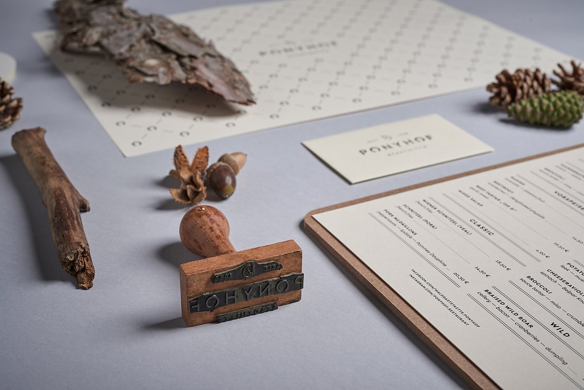 德國餐廳（餐飲）品牌標志設計和品牌設計——logo與馬牧場背景相關，品牌設計，餐飲品牌設計，餐飲logo設計，餐廳品牌設計，品牌標志設計，深圳品牌設計