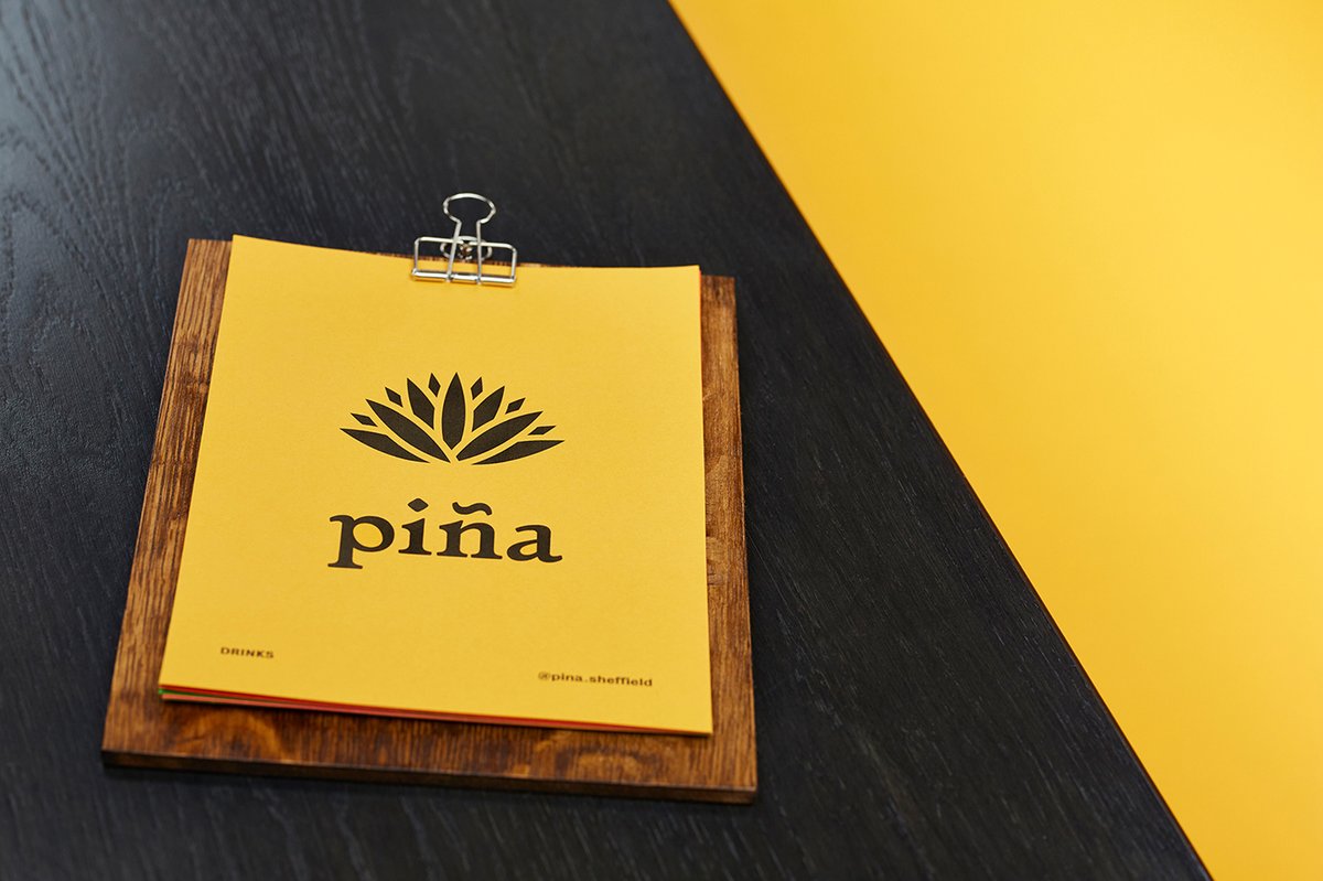 視覺識別在 piña 品牌設計的應用——酒吧與餐廳形象的融合，品牌設計，酒吧品牌設計，品牌形象設計，企業品牌營銷，深圳品牌策劃，深圳品牌設計，左右格局