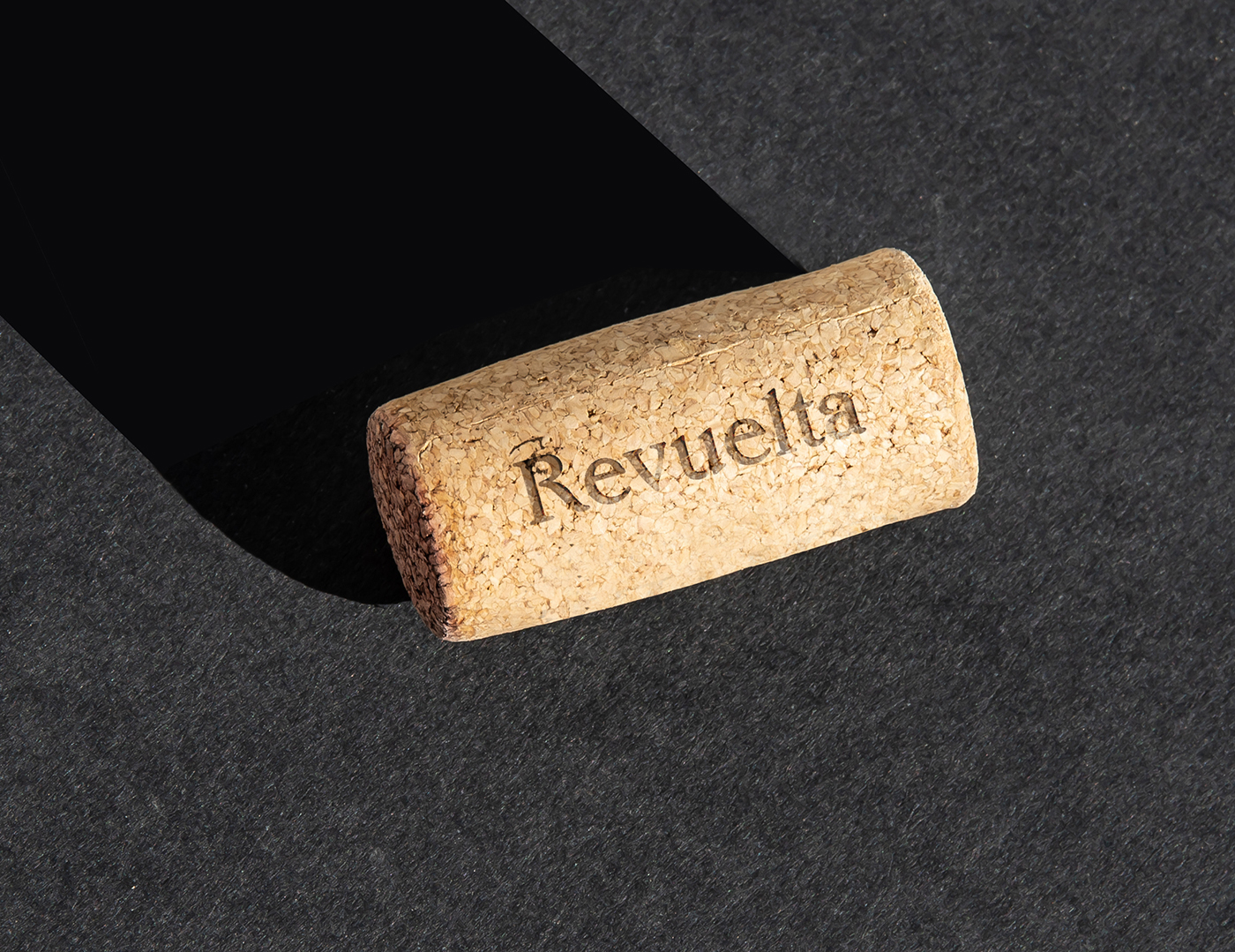 Revuelta墨西哥高端葡萄酒品牌形象設計案例欣賞，餐飲品牌設計，葡萄酒品牌設計，品牌設計公司，深圳品牌設計，左右格局